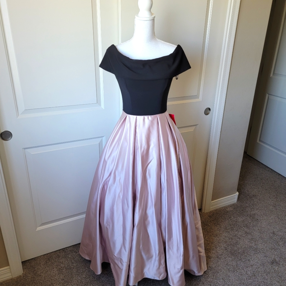 Beautiful NWT Betsy & Adam pink & black gown or prom dress with pockets size 2